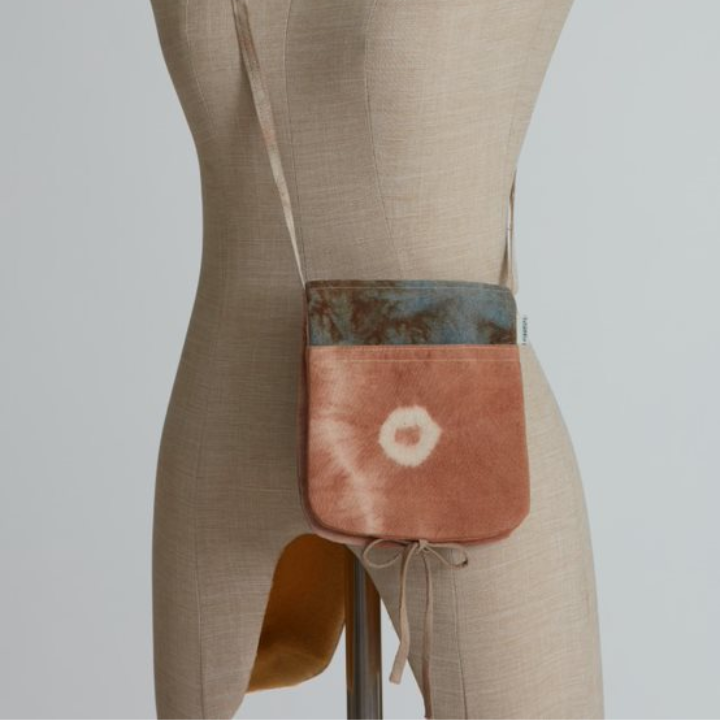 กระเป๋า cross body ย้อมสีธรรมชาติ